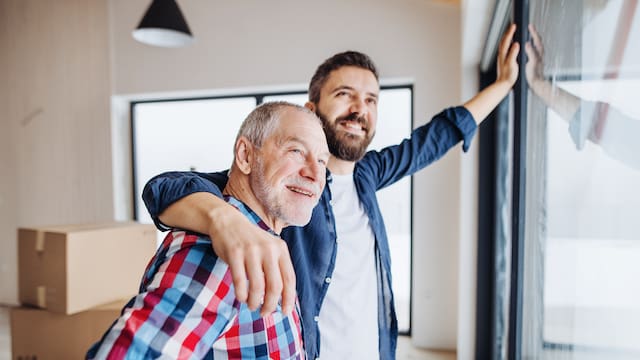 Confirmado por Hacienda: los mayores de 65 años pueden donar su vivienda a sus hijos sin tributar en el IRPF