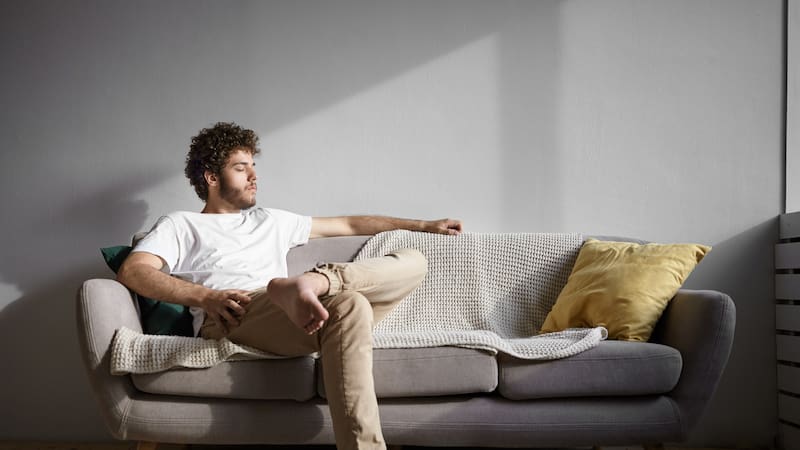 Vivir en la casa de los padres puede cambiar tras su fallecimiento. Un abogado especializado explica qué ocurre si un heredero ocupa una vivienda y qué riesgos legales existen.