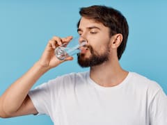 Ordenan retirar una popular marca de agua de todos los supermercados y puntos de venta por contener una peligrosa bacteria