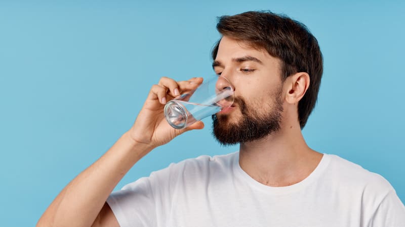 Ordenan retirar de forma urgente un lote de agua embotellada en España por contener la bacteria Pseudomonas aeruginosa.