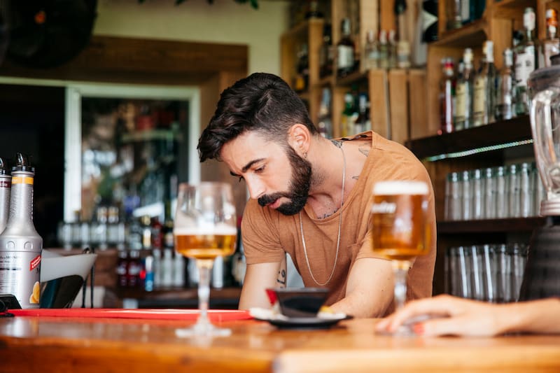 Salir a tomar algo con amigos o familiares es una actividad habitual, pero la presencia de personas en estado de ebriedad con comportamientos problemáticos puede generar situaciones incómodas e incluso poner en riesgo la seguridad de los demás clientes.