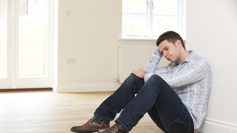 Qué sucede con una vivienda heredada cuando sigue a nombre de una persona fallecida y qué trámites deben realizar los herederos para poder gestionar el inmueble legalmente.