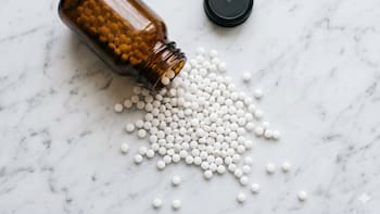 Sanidad certifica que la homeopatía no cura nada: un experto la define como “un absurdo lógico” y advierte del riesgo de abandonar tratamientos reales