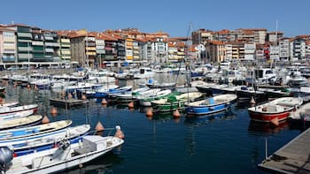 Este pueblo costero del País Vasco es el favorito de Elsa Pataky: una joya gastronómica con vistas panorámicas del mar Cantábrico