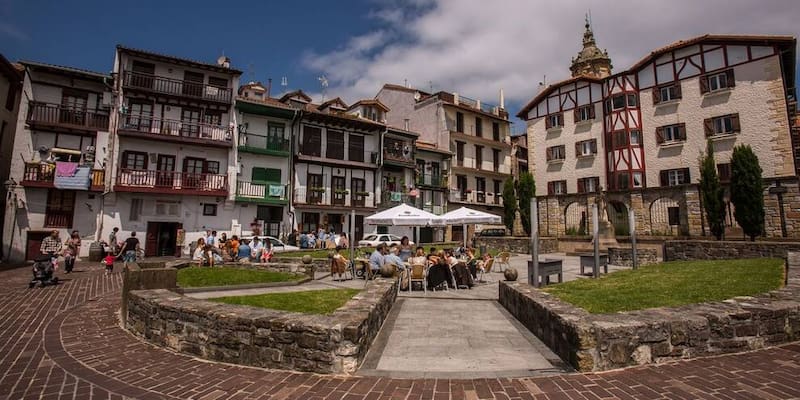 Uno de los rincones más encantadores de Gipuzkoa atrae cada vez a más visitantes por su arquitectura tradicional, su historia y su cocina de alto nivel. (Foto: Hondarribia Turismo)