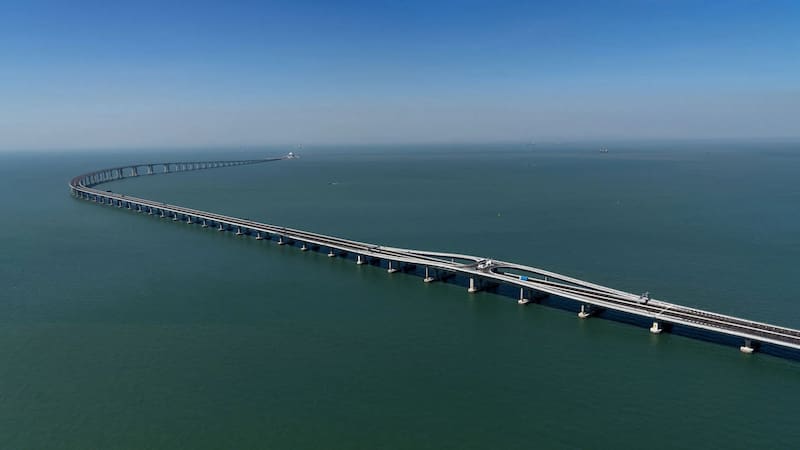 El puente Hong Kong-Zhuhai-Macao, inaugurado en 2018, es la travesía marítima más larga del mundo.