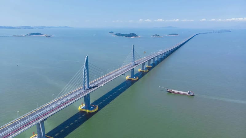 El puente Hong Kong-Zhuhai-Macao, inaugurado en 2018, es la travesía marítima más larga del mundo.