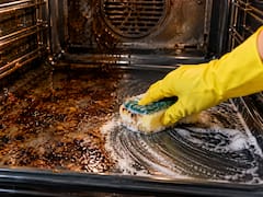 Sin desengrasantes | El horno se puede limpiar usando sólo bicarbonato de sodio, sal y agua: el paso a paso
