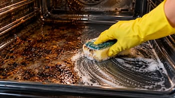 Sin desengrasantes | El horno se puede limpiar usando sólo bicarbonato de sodio, sal y agua: el paso a paso