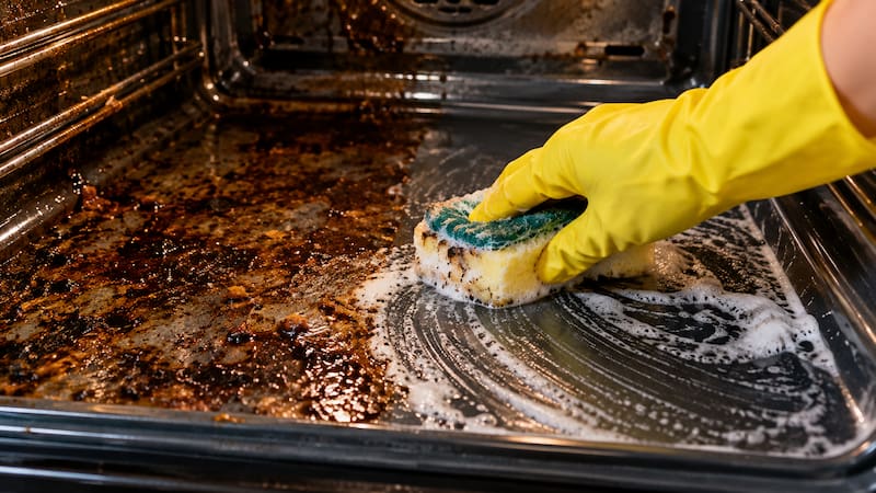 El bicarbonato de sodio, la sal no yodada y el agua pueden ayudar a mantener el horno limpio.