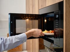 Ideal para cocinas pequeñas: el electrodoméstico 2 en 1 que funciona como horno y microondas, permite descongelar y cocinar con aire caliente y ronda los US$220
