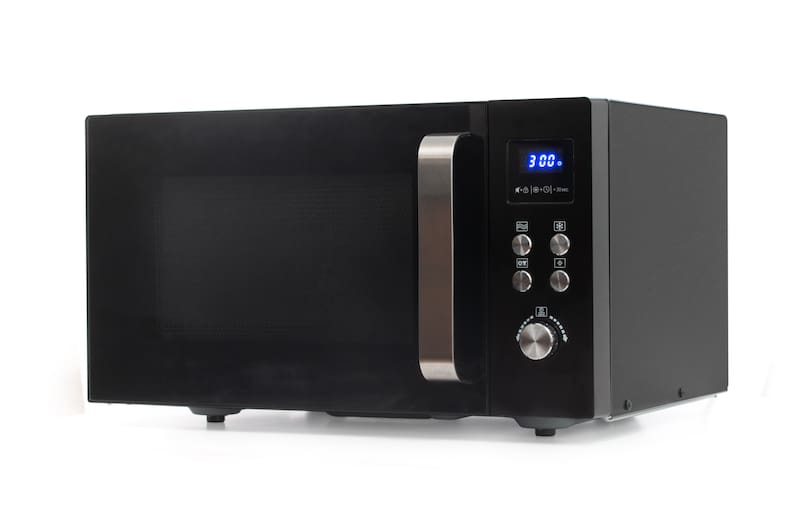 Un horno microondas negro con pantalla digital y controles para seleccionar diferentes funciones de cocción.
