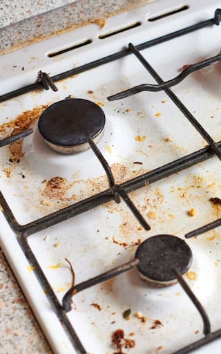 ¿Vinagre o bicarbonato? La mejor forma de limpiar el horno y las hornallas de la cocina en poco tiempo
