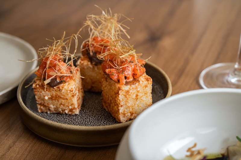 Dados de tapioca y provolone con tartar de pesca fresca y sweet chilli
