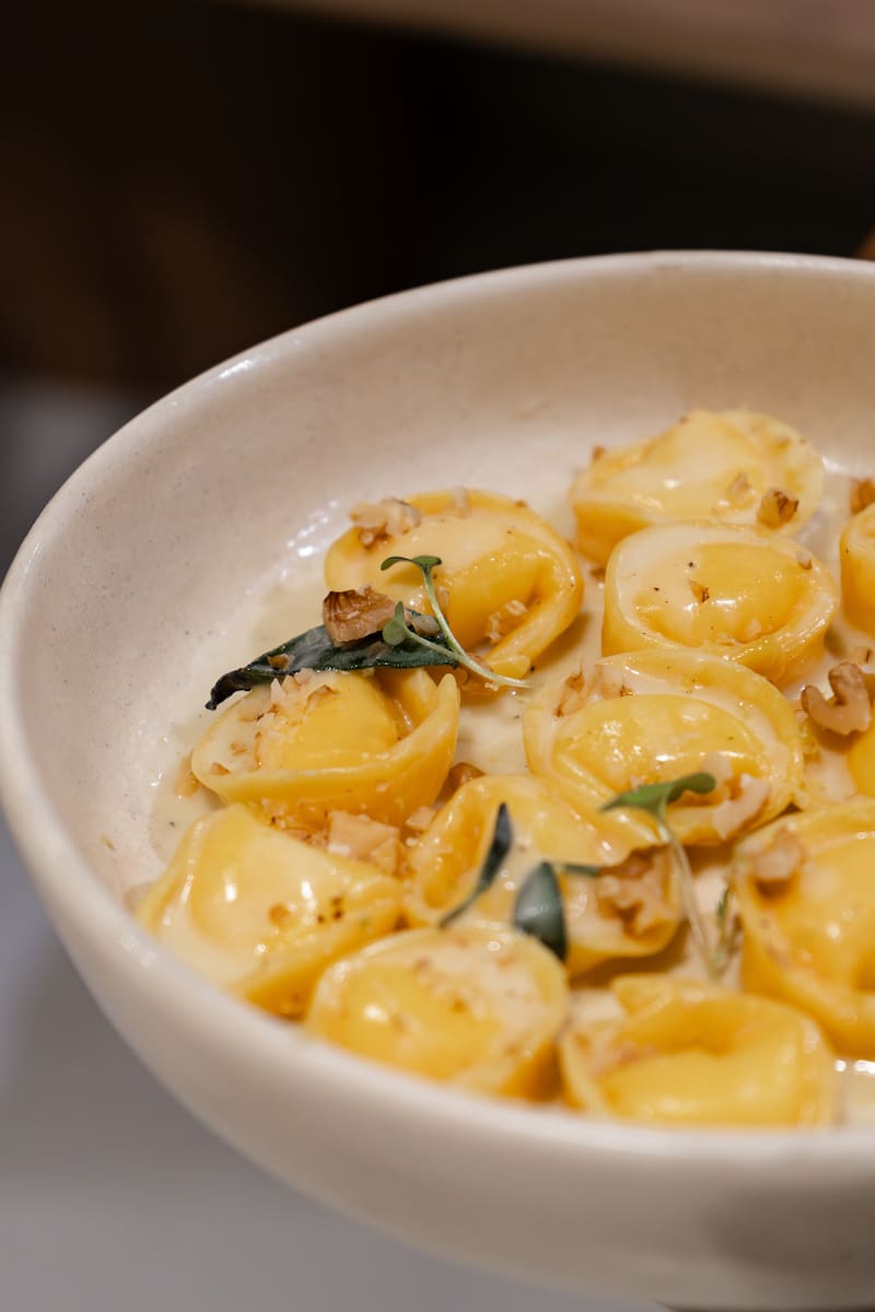 Tortellini, parmesano artesanal madurado, manteca y salvia