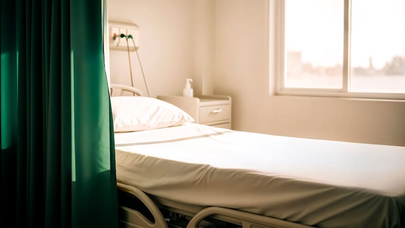 El cierre de camas hospitalarias en servicios de atención materno-infantil compromete la capacidad del sistema para atender a poblaciones vulnerables.