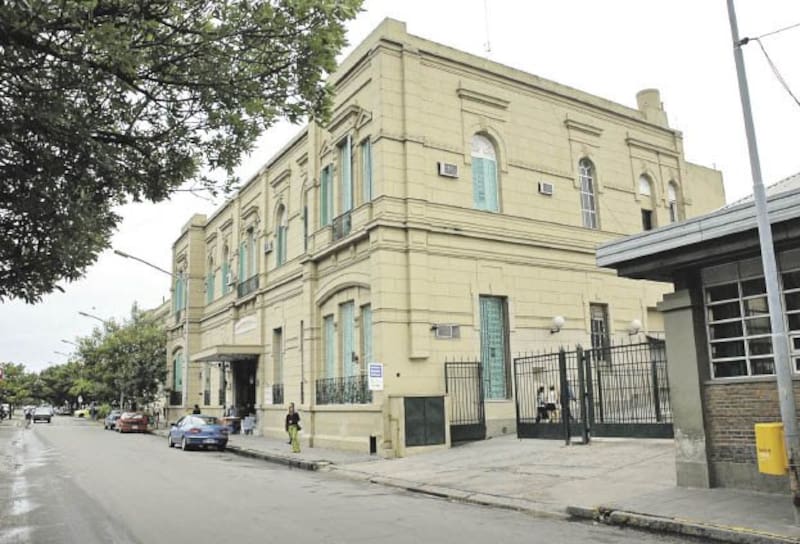 El hospital donde el patrullero pisó al joven.