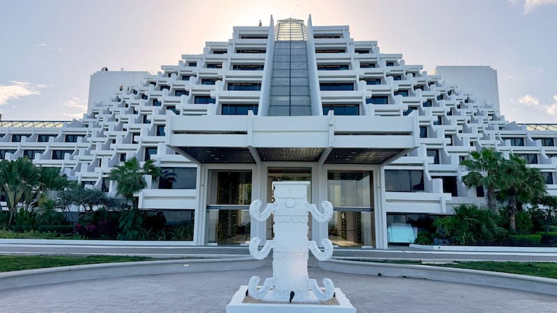 La renovación actual respetó esta estructura emblemática, pero rediseñó por completo sus 773 suites.