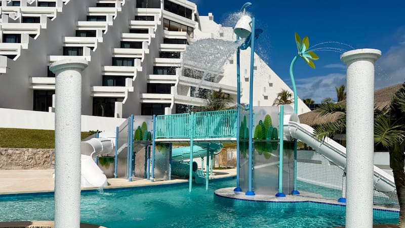 El hotel es fácilmente reconocible por su arquitectura de cinco pirámides inspiradas en la cultura maya.