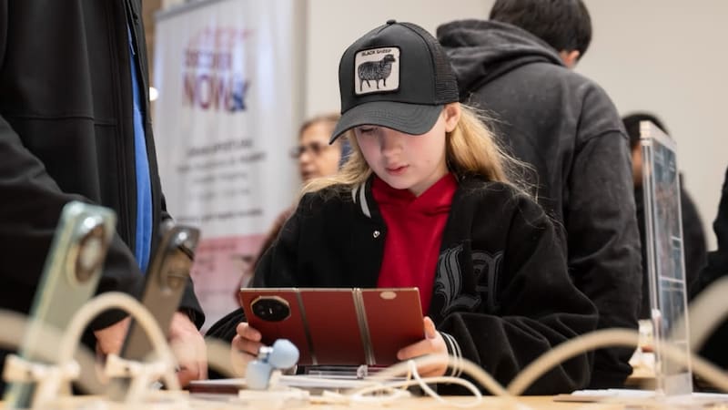 Los usuarios pudieron probar los celulares plegables de Huawei, entre otros dispositivos de la marca.