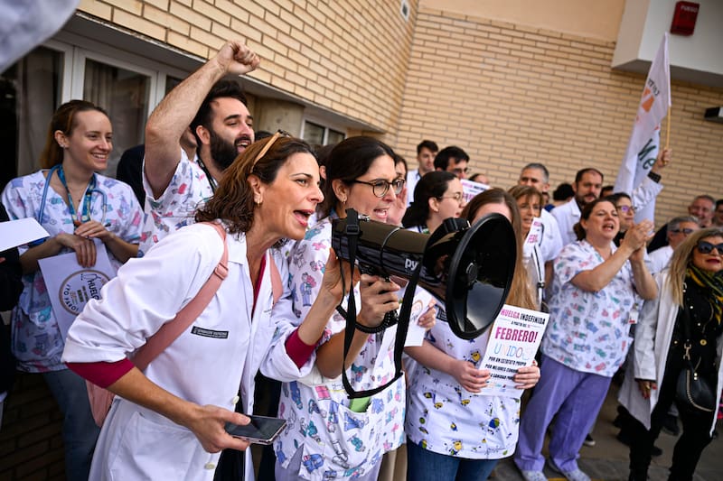 GRAFCVA2145. VALÈNCIA, 16/02/2026.- Los médicos de la Comunitat Valenciana están convocados por seis sindicatos a una nueva huelga de ámbito estatal contra la reforma del estatuto marco que regula las condiciones laborales del Sistema Nacional de Salud, un paro que comienza este lunes y se prolongará durante una semana al mes hasta junio. En la imagen médicos del hospital General de Castellón en huelga. EFE/Andreu Esteban