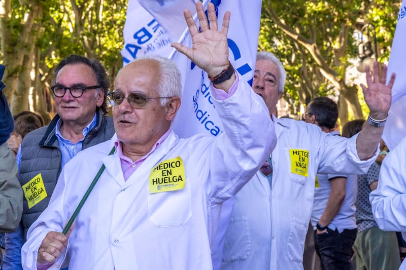 Sindicatos médicos exigen al Gobierno otro interlocutor para resolver el conflicto.