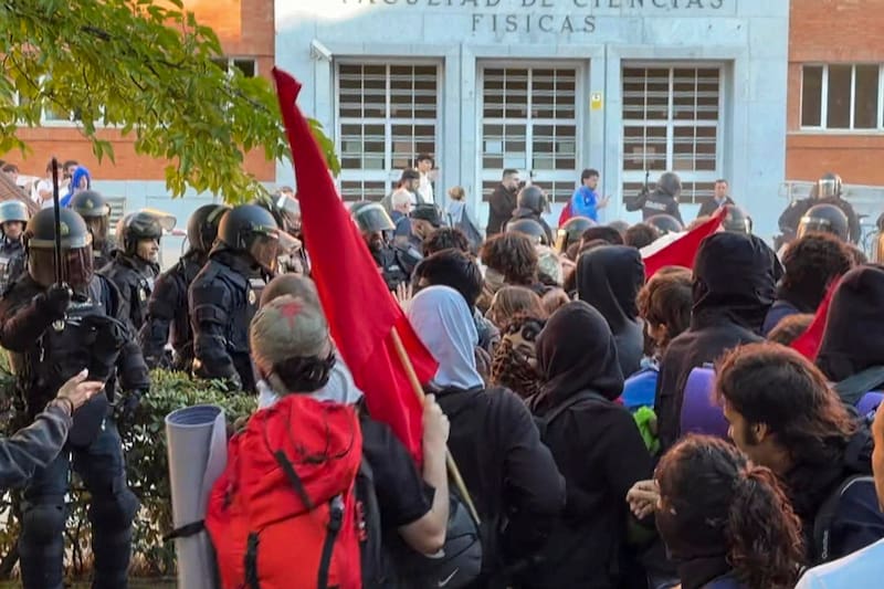 Cargas policiales contra estudiantes que estaban realizando un piquete informativo en frente de la Universidad Complutense de Madrid.