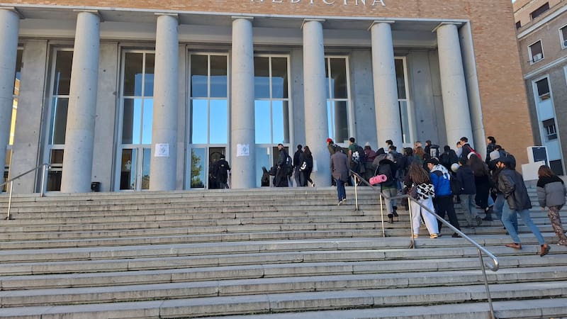 MADRID, 26/11/2025.-Una treintena de personas se han concentrado esta mañana en la Ciudad Universitaria de Madrid, en la imagen la Facultad de Medicina, para realizar pequeños piquetes informativos en la primera jornada de huelga general, convocada por las plataformas en defensa de las seis universidades públicas de la región. -EFE/ Daniel Gómez-Fontecha