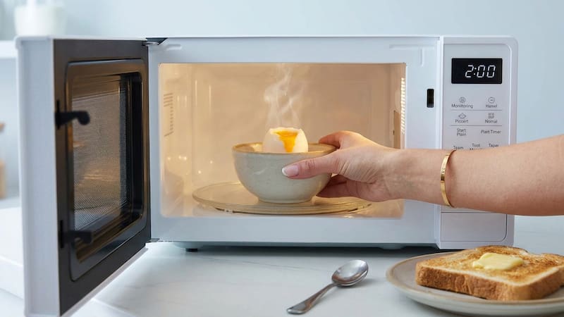 La forma correcta para cocinar huevos en el microondas.