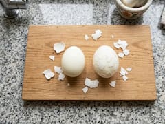 Pelar los huevos en agua fría o en agua caliente: cuál es la forma correcta y por qué recomiendan hacerlo solo de una forma