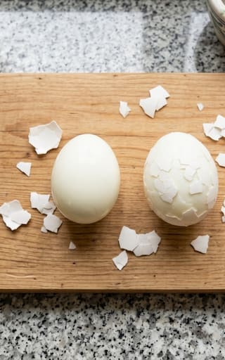 Pelar los huevos en agua fría o en agua caliente: cuál es la forma correcta y por qué recomiendan hacerlo solo de una forma