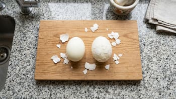 Pelar los huevos en agua fría o en agua caliente: cuál es la forma correcta y por qué recomiendan hacerlo solo de una forma