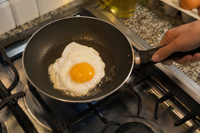 Alfredo Vozmediano reveló el truco para que los huevos fritos no se peguen: “Añadimos agua e incorporamos un poco de mantequilla clarificada fría”.