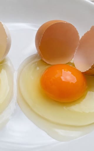 Huevo con yema amarilla o naranja: cuál es la diferencia y cuál recomiendan comer