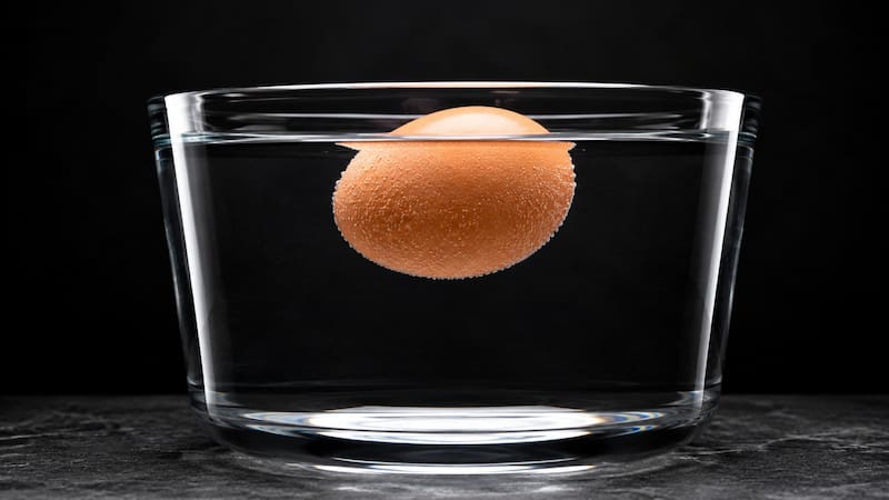 La prueba de flotación se ha vuelto uno de los trucos caseros más seguidos para comprobar si un huevo está en mal estado sin necesidad de romperlo. (Foto: imagen ilustrativa generada con IA)