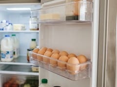 Guardar los huevos en la puerta o en el fondo de la nevera: qué diferencia hay y por qué recomiendan ubicarlos en un solo lugar