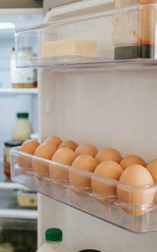 Guardar los huevos en la puerta o en el fondo de la nevera: qué diferencia hay y por qué recomiendan ubicarlos en un solo lugar