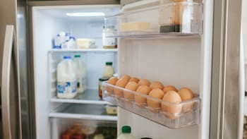 Guardar los huevos en la puerta o en el fondo de la nevera: qué diferencia hay y por qué recomiendan ubicarlos en un solo lugar