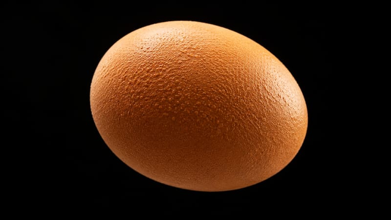 ¿Cómo es el truco casero para detectar si un huevo está en mal estado sin romperlo?