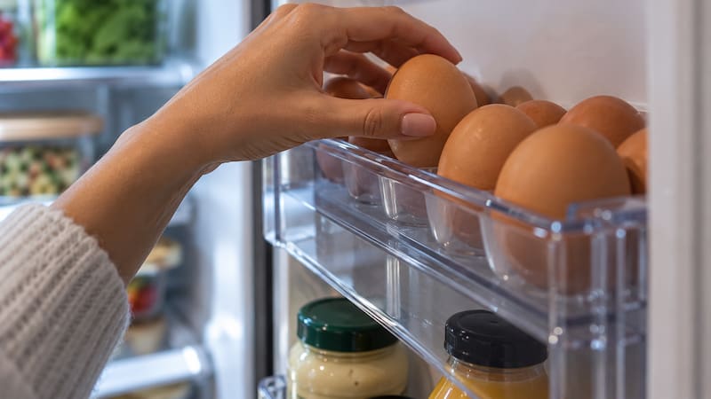 El USDA recomienda conservar los huevos en su envase original para mantener una temperatura más estable.
