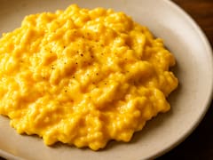 Es tendencia | La técnica sencilla para preparar huevos revueltos perfectos, según una chef con una Estrella Michelín