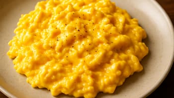 Es tendencia | La técnica sencilla para preparar huevos revueltos perfectos, según una chef con una Estrella Michelín