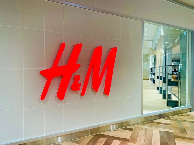 H&M está en proceso de abrir 80 tiendas y cerrar poco más de 200 antes del fin de 2025. Fuente: Shutterstock.