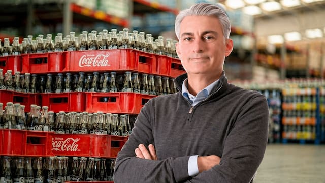IEPS enfría ventas de Coca-Cola FEMSA en México, pero precios y empaques amortiguan el golpe