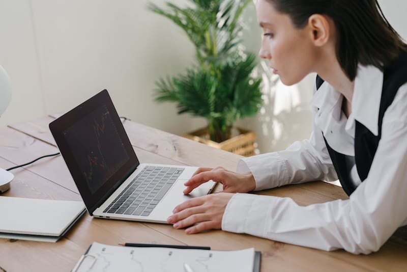 La cotización de las acciones más destacadas en el IBEX (foto: Pexels).