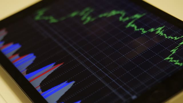 Se recuperan bonos y acciones mientras el mercado digiere el dato del EMAE y la renuncia de Adorni