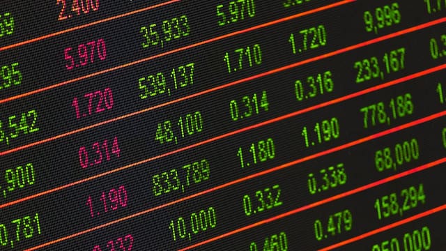 El IBEX 35 regresa a resultados récord empujado por el grupo Acciona, mientras Repsol tropieza con una caída de casi 6%