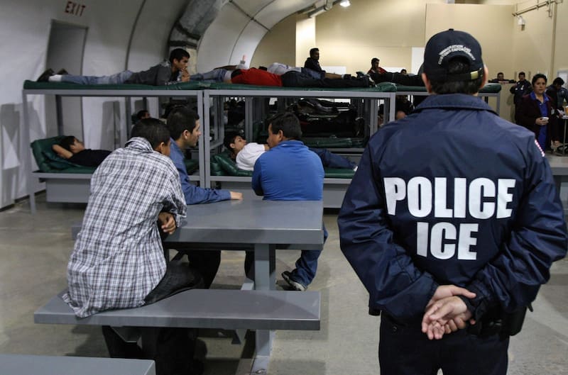 Estados Unidos ha ratificado que los inmigrantes que se encuentren en el país sin documentación migratoria válida pueden ser detenidos y arrestados, incluso si no poseen antecedentes penales. Imagen: Shutterstock.