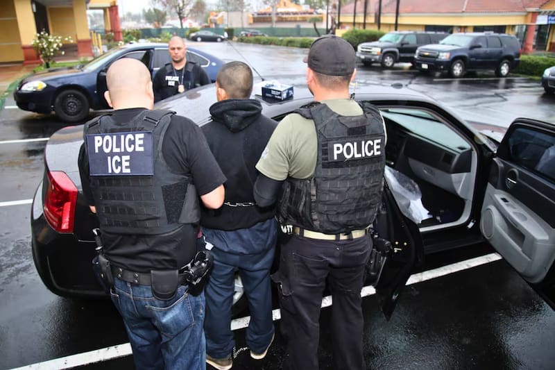 De acuerdo con una reciente investigación económica, el aumento de las redadas y arrestos del ICE no solo afectó a trabajadores extranjeros, sino que también terminó perjudicando a miles de ciudadanos nacidos en el país. Imagen: Shutterstock.