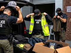 Encubiertos | Agentes del ICE se disfrazan de albañiles, electricistas o repartidores y salen a detener inmigrantes: cómo funciona la nueva modalidad de camuflaje